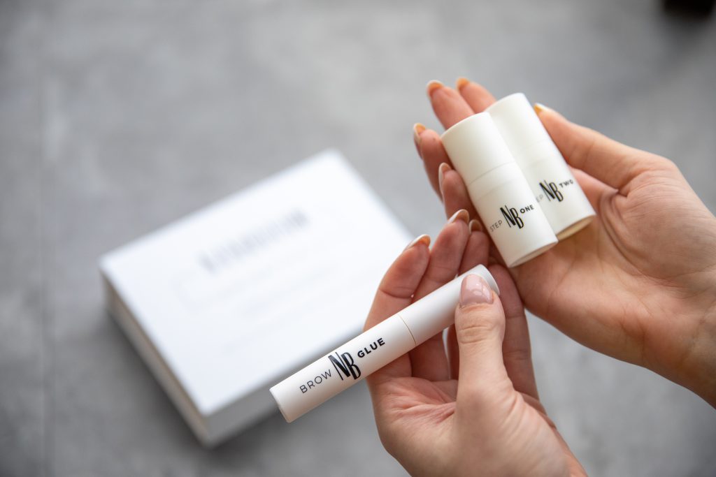 laminace obočí doma